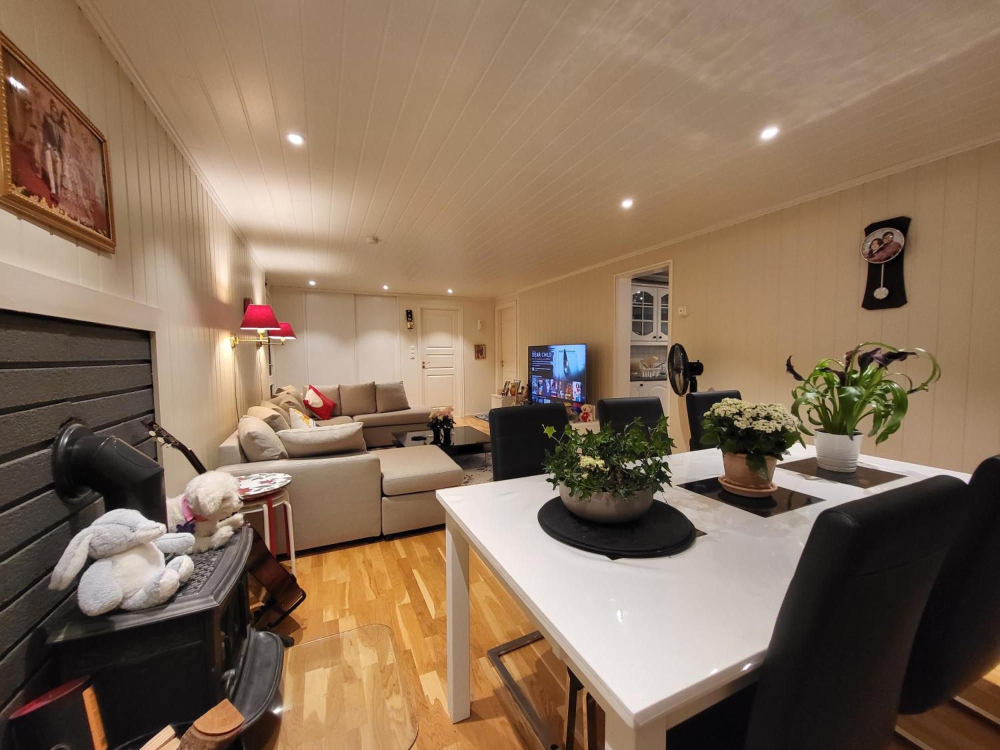 Spacious & Modern In With Free Parking