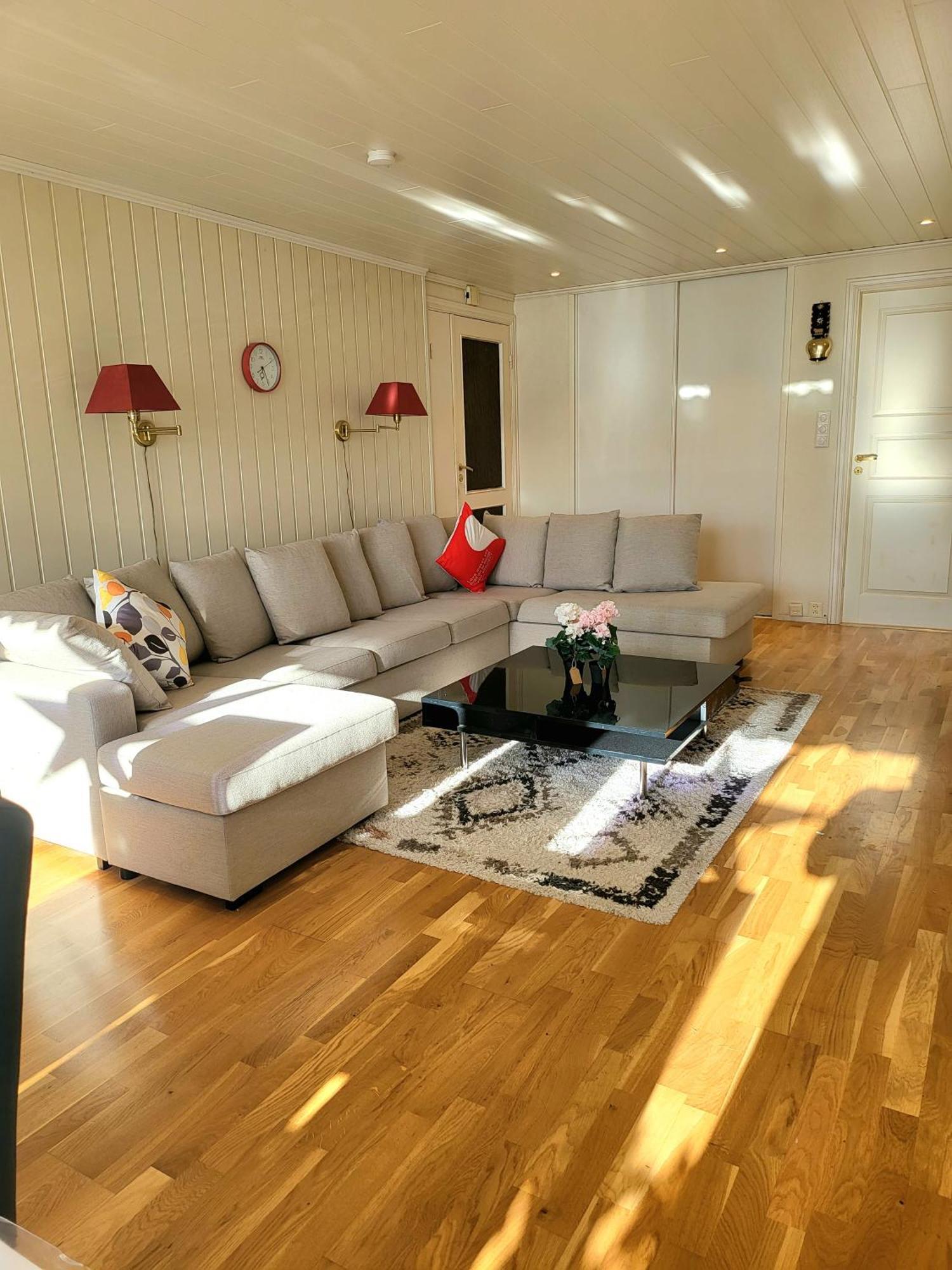 Spacious & Modern In With Free Parking Apartment *