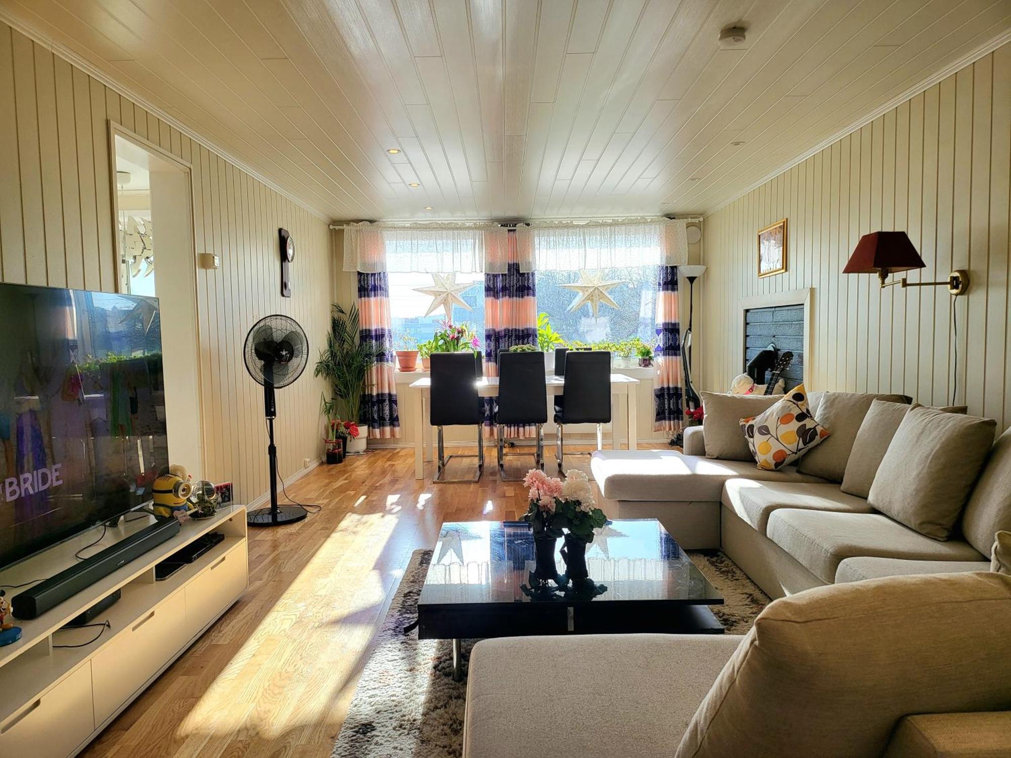 Spacious & Modern In With Free Parking *