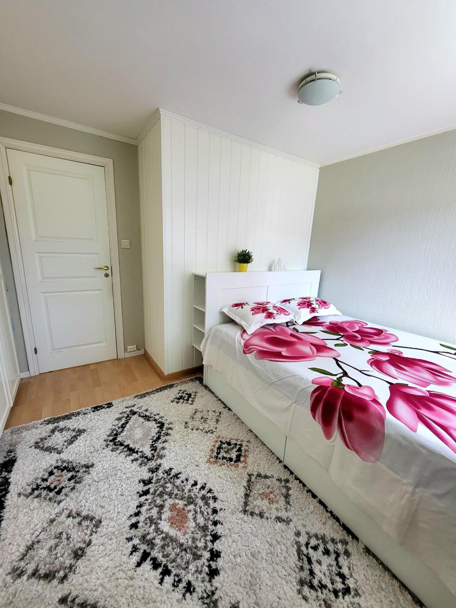 Spacious & Modern In With Free Parking Apartment