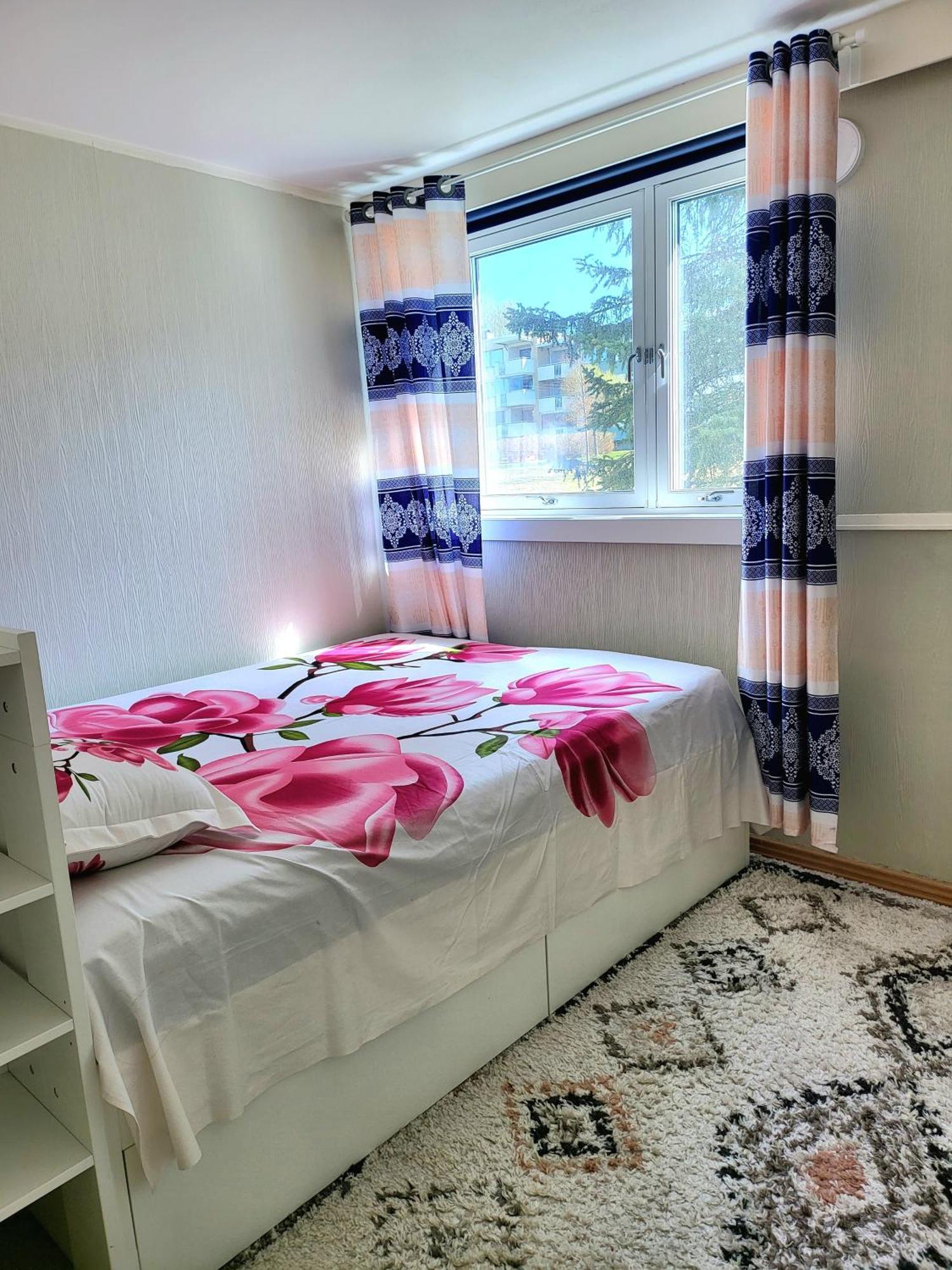 Spacious & Modern In With Free Parking Apartment *