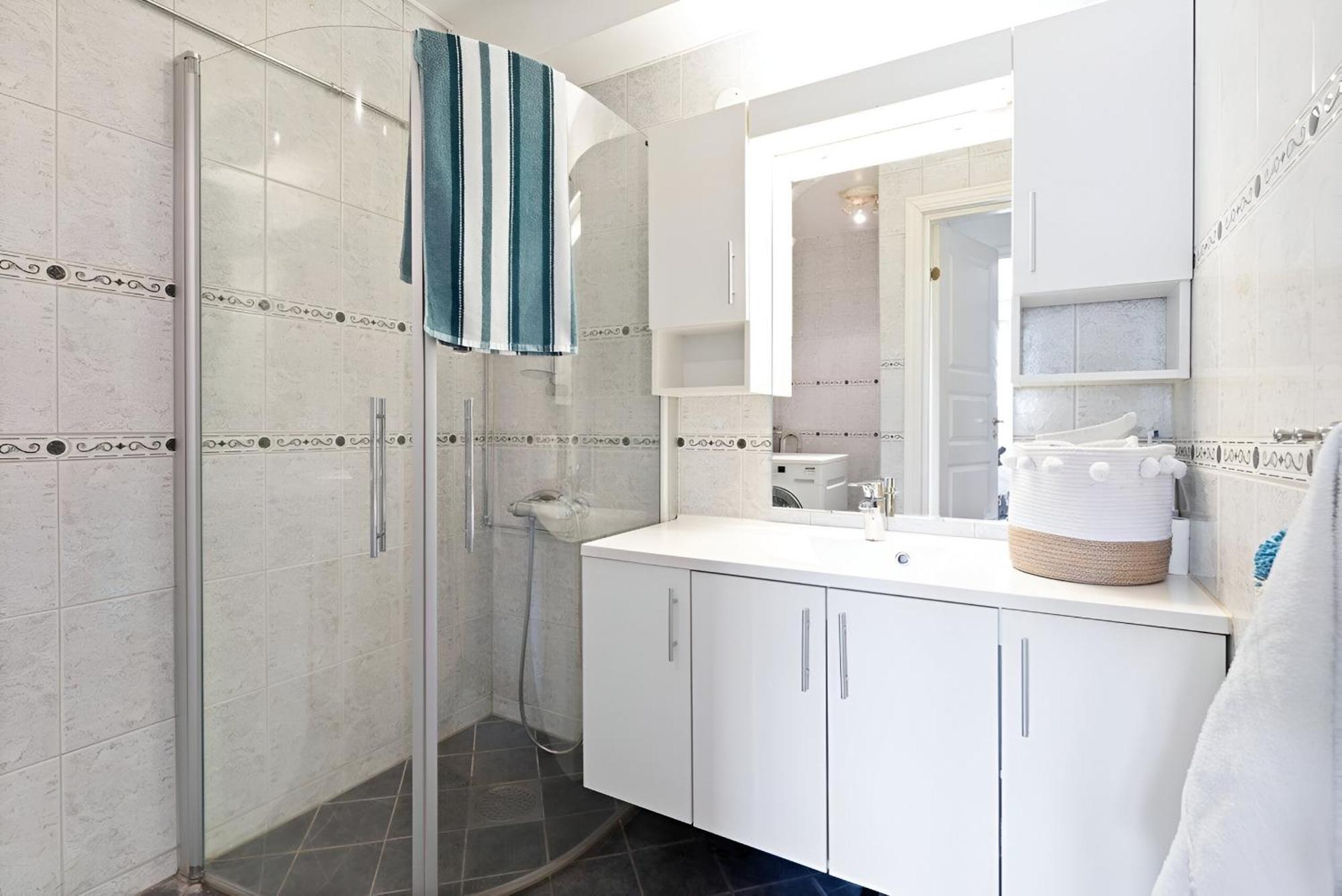 Spacious & Modern In With Free Parking
