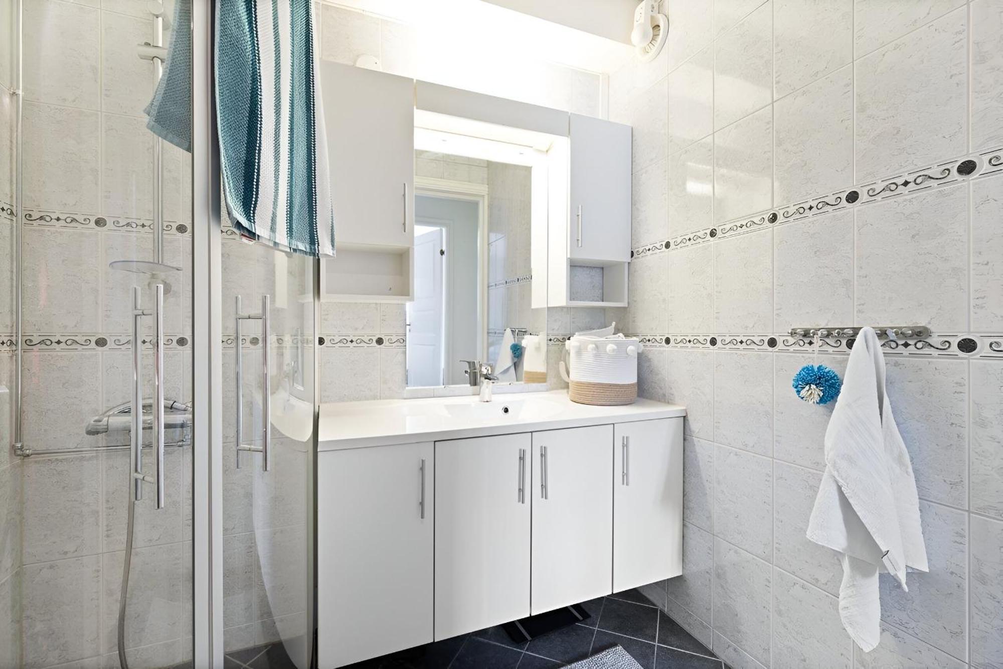 Apartment Spacious & Modern In With Free Parking *