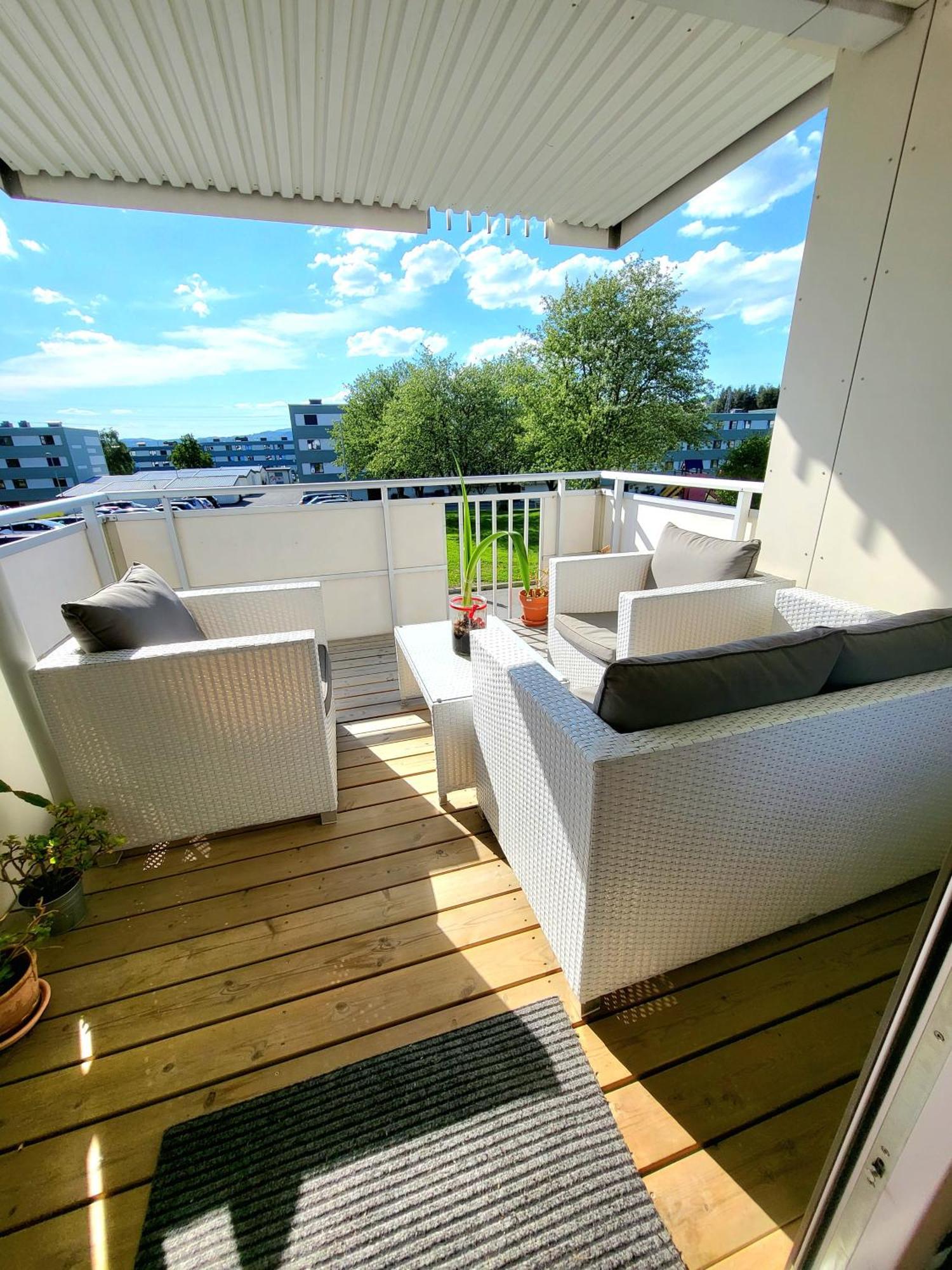 Spacious & Modern In With Free Parking Apartment *