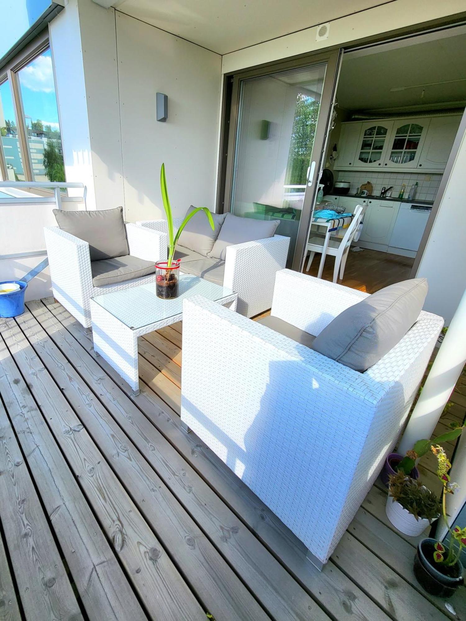 Spacious & Modern In With Free Parking Apartment