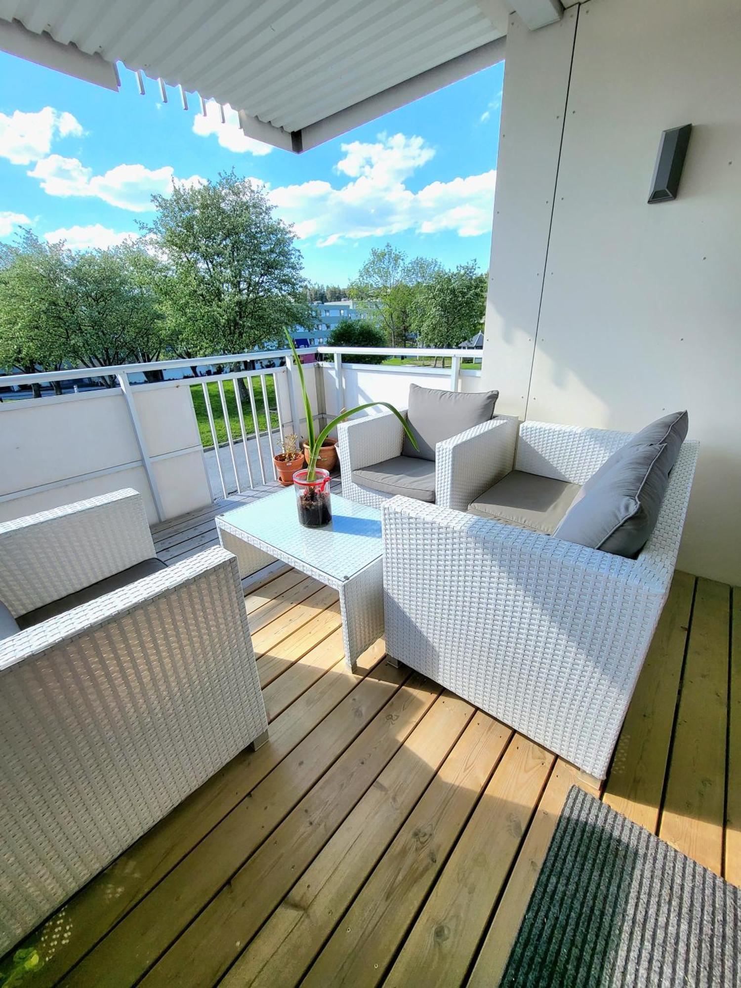 Spacious & Modern In With Free Parking *